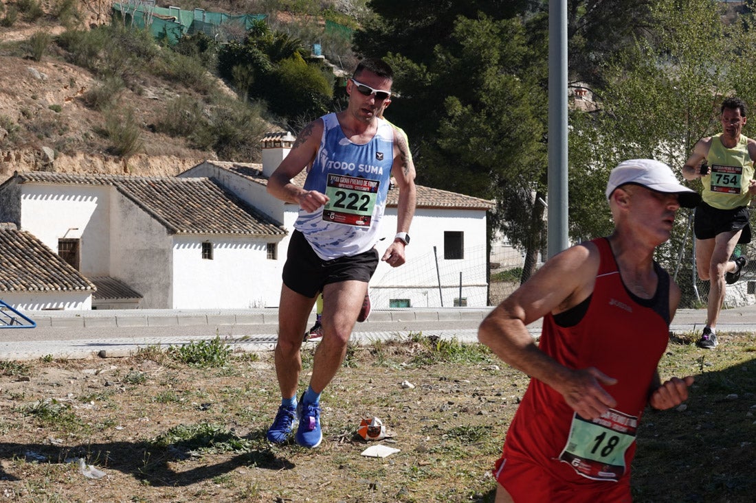 Manuel Santiago entra vistorioso a meta en la prueba de fondo de Loja. También lo hace victoriosa la más veterana de la cita. Y cientos de corredores desilan camino de la llegada al tartán.