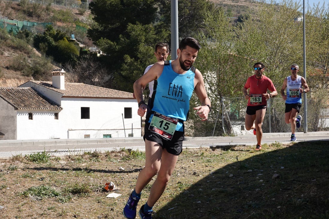 Manuel Santiago entra vistorioso a meta en la prueba de fondo de Loja. También lo hace victoriosa la más veterana de la cita. Y cientos de corredores desilan camino de la llegada al tartán.