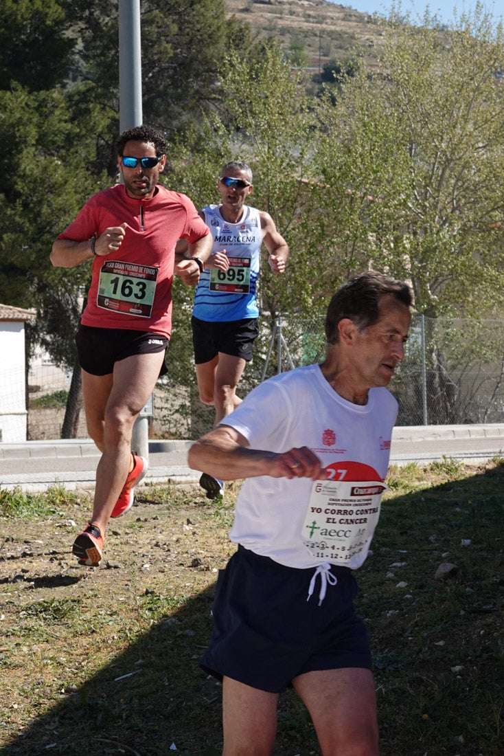 Manuel Santiago entra vistorioso a meta en la prueba de fondo de Loja. También lo hace victoriosa la más veterana de la cita. Y cientos de corredores desilan camino de la llegada al tartán.