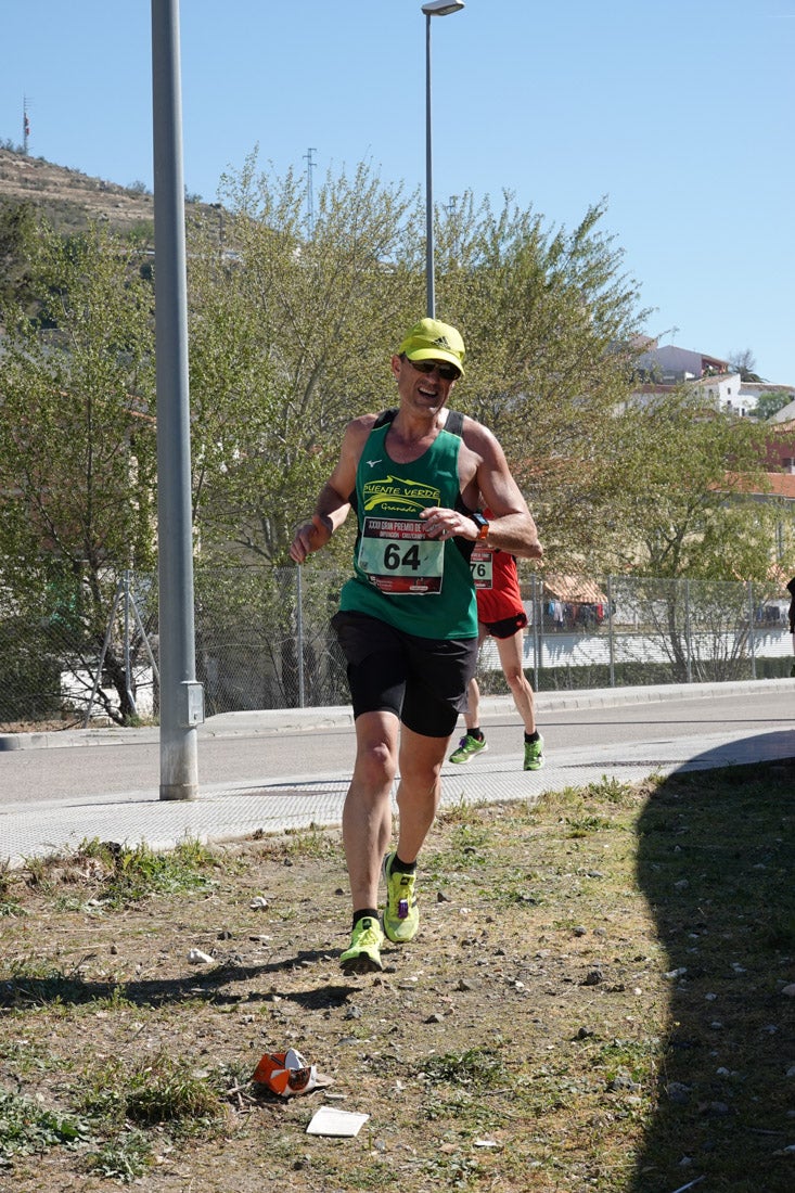 Manuel Santiago entra vistorioso a meta en la prueba de fondo de Loja. También lo hace victoriosa la más veterana de la cita. Y cientos de corredores desilan camino de la llegada al tartán.