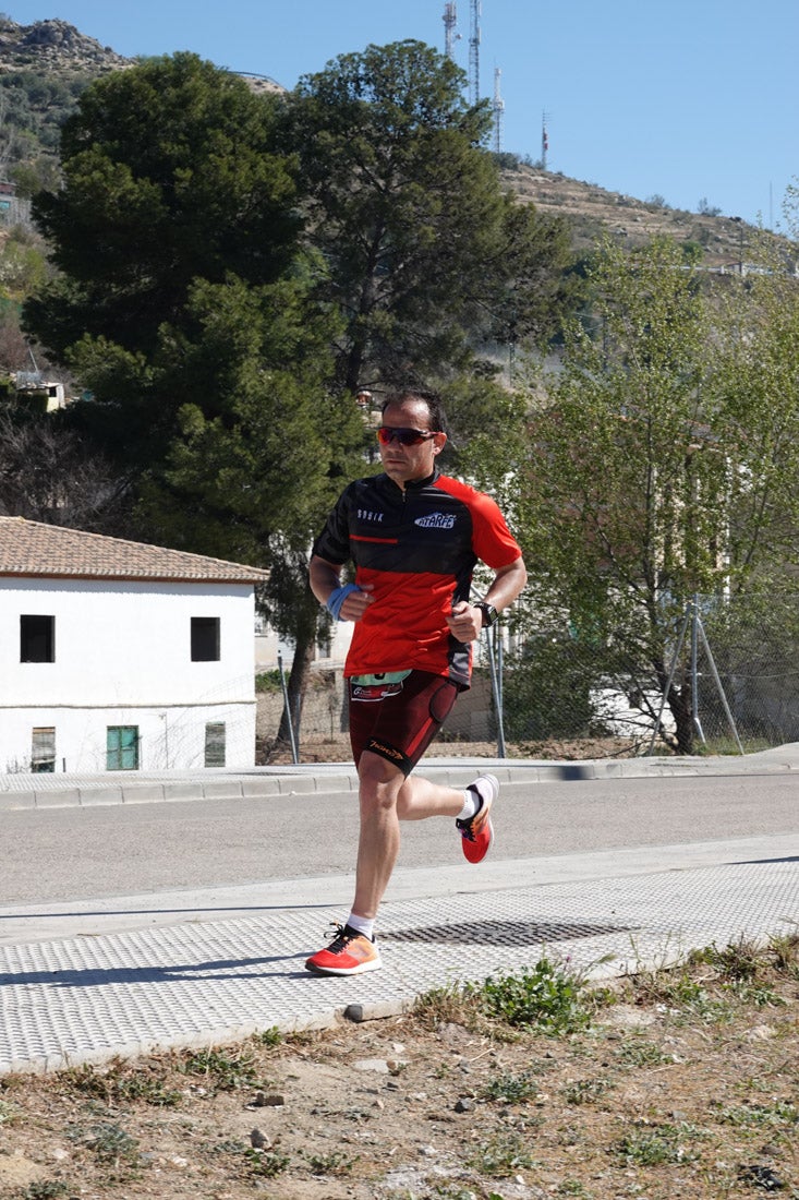 Manuel Santiago entra vistorioso a meta en la prueba de fondo de Loja. También lo hace victoriosa la más veterana de la cita. Y cientos de corredores desilan camino de la llegada al tartán.