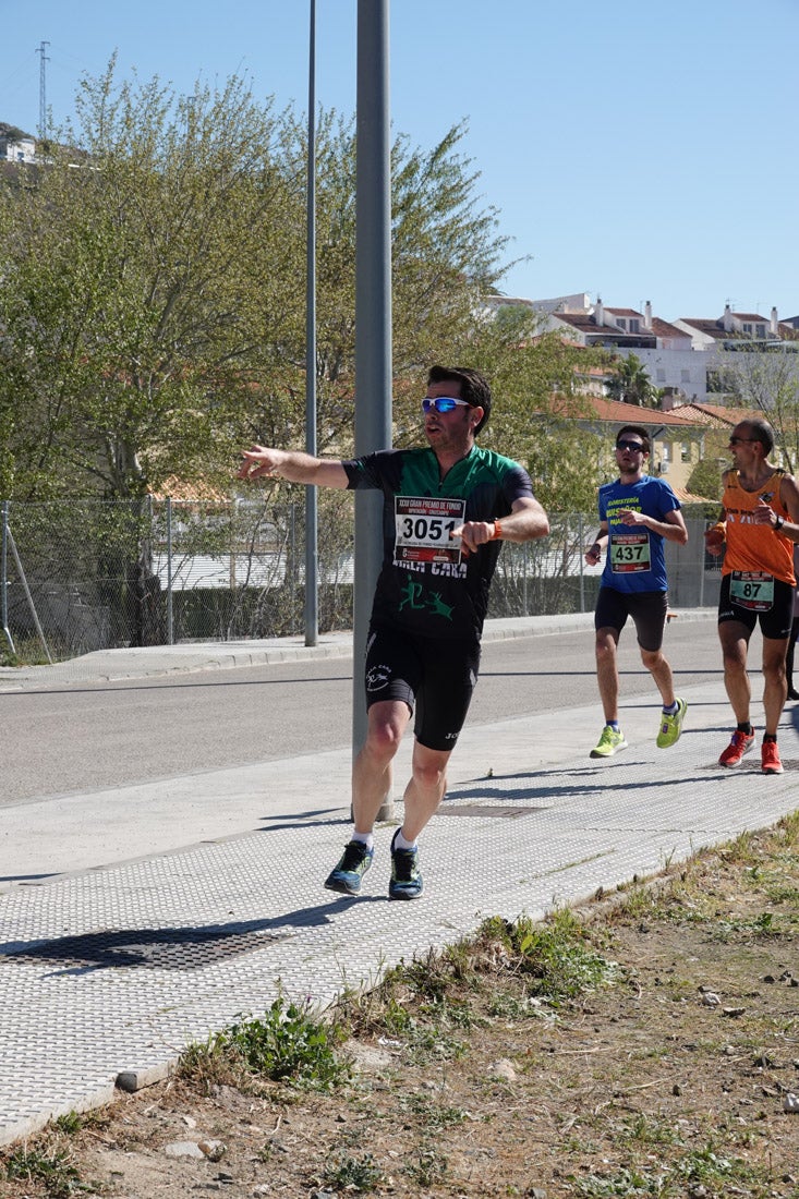 Manuel Santiago entra vistorioso a meta en la prueba de fondo de Loja. También lo hace victoriosa la más veterana de la cita. Y cientos de corredores desilan camino de la llegada al tartán.