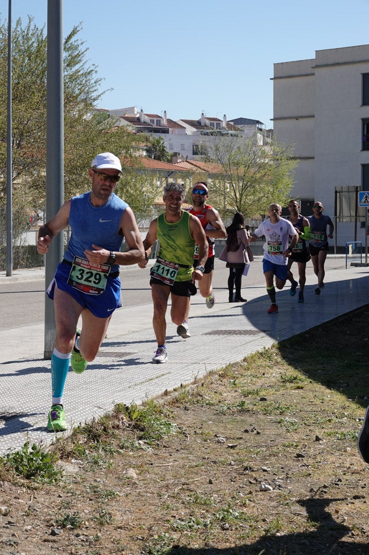 Manuel Santiago entra vistorioso a meta en la prueba de fondo de Loja. También lo hace victoriosa la más veterana de la cita. Y cientos de corredores desilan camino de la llegada al tartán.