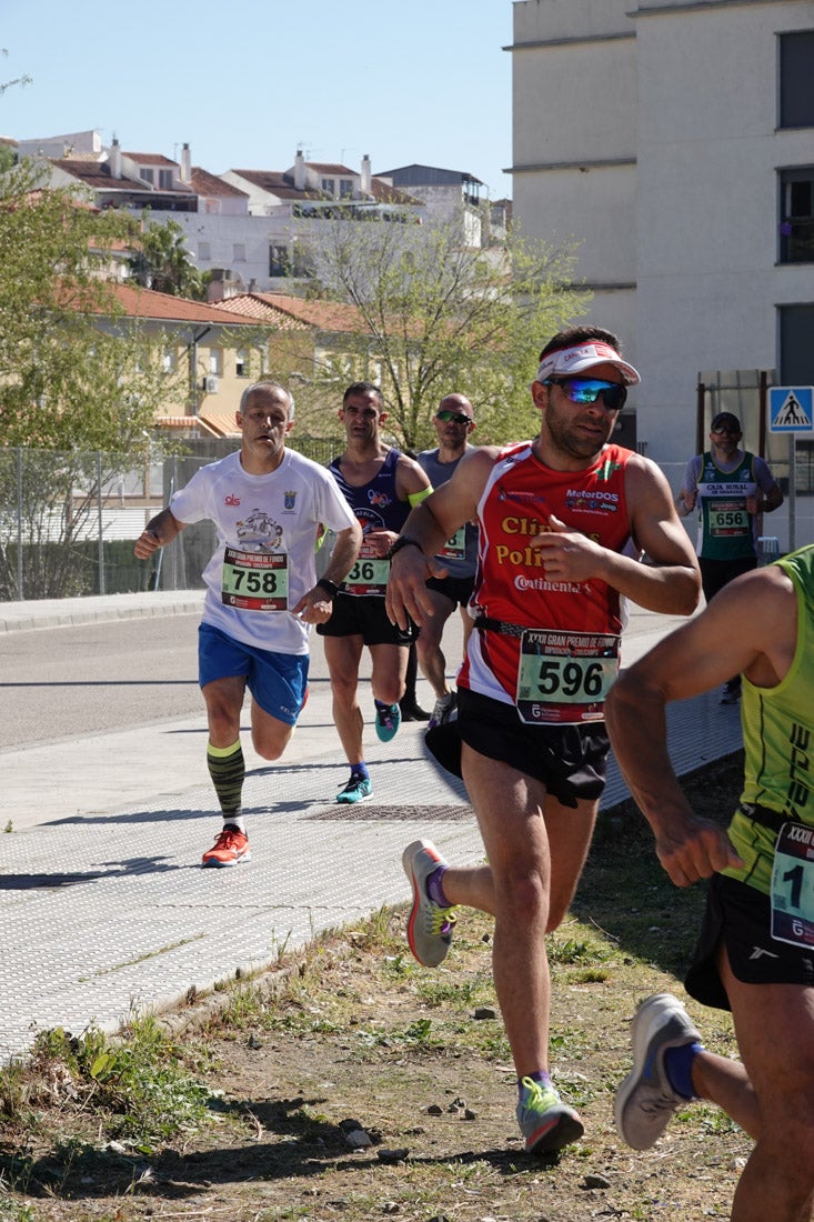 Manuel Santiago entra vistorioso a meta en la prueba de fondo de Loja. También lo hace victoriosa la más veterana de la cita. Y cientos de corredores desilan camino de la llegada al tartán.