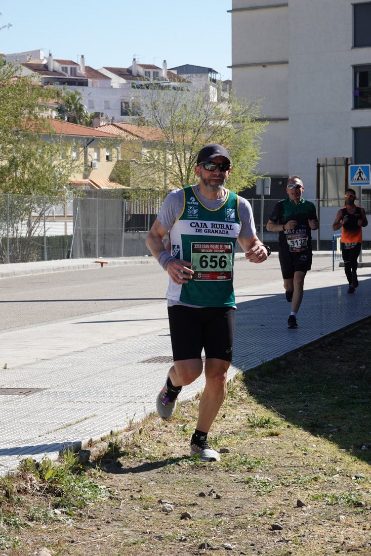 Manuel Santiago entra vistorioso a meta en la prueba de fondo de Loja. También lo hace victoriosa la más veterana de la cita. Y cientos de corredores desilan camino de la llegada al tartán.