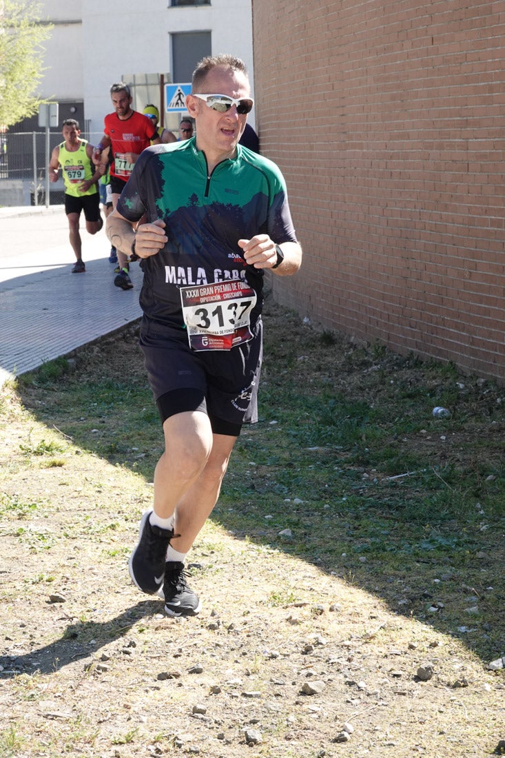 Manuel Santiago entra vistorioso a meta en la prueba de fondo de Loja. También lo hace victoriosa la más veterana de la cita. Y cientos de corredores desilan camino de la llegada al tartán.