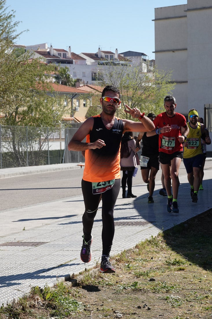 Manuel Santiago entra vistorioso a meta en la prueba de fondo de Loja. También lo hace victoriosa la más veterana de la cita. Y cientos de corredores desilan camino de la llegada al tartán.