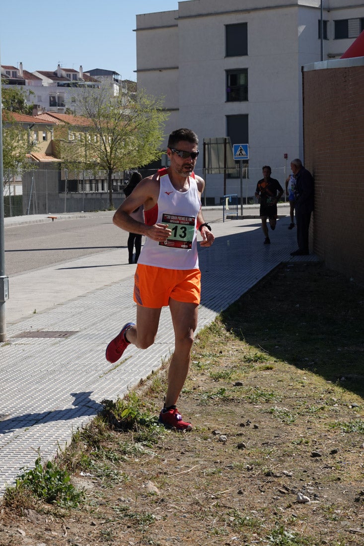 Manuel Santiago entra vistorioso a meta en la prueba de fondo de Loja. También lo hace victoriosa la más veterana de la cita. Y cientos de corredores desilan camino de la llegada al tartán.