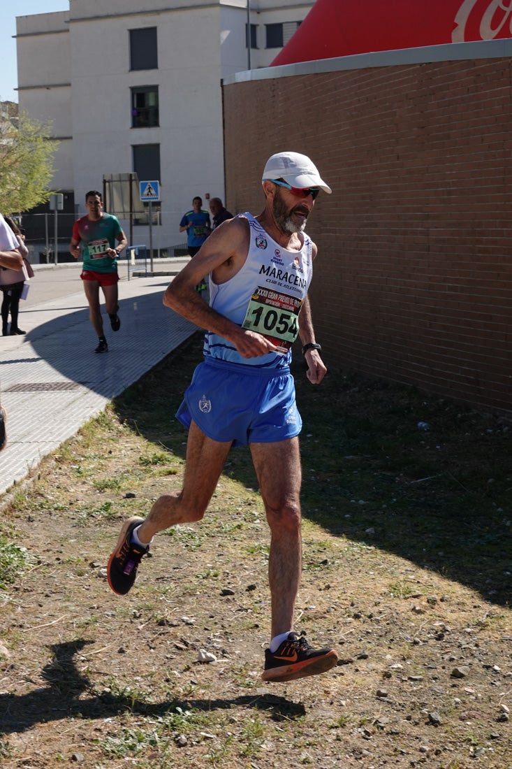 Manuel Santiago entra vistorioso a meta en la prueba de fondo de Loja. También lo hace victoriosa la más veterana de la cita. Y cientos de corredores desilan camino de la llegada al tartán.