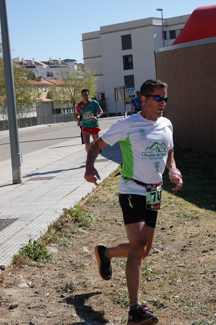 Manuel Santiago entra vistorioso a meta en la prueba de fondo de Loja. También lo hace victoriosa la más veterana de la cita. Y cientos de corredores desilan camino de la llegada al tartán.