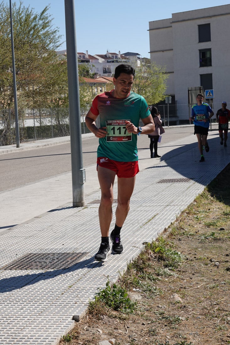 Manuel Santiago entra vistorioso a meta en la prueba de fondo de Loja. También lo hace victoriosa la más veterana de la cita. Y cientos de corredores desilan camino de la llegada al tartán.