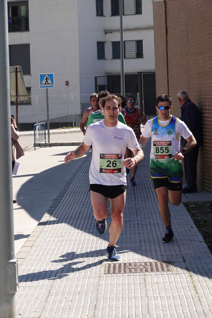 Manuel Santiago entra vistorioso a meta en la prueba de fondo de Loja. También lo hace victoriosa la más veterana de la cita. Y cientos de corredores desilan camino de la llegada al tartán.