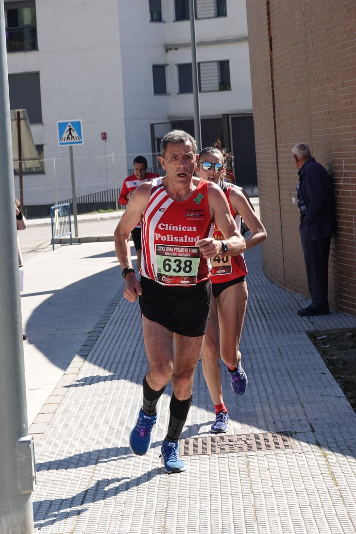 Manuel Santiago entra vistorioso a meta en la prueba de fondo de Loja. También lo hace victoriosa la más veterana de la cita. Y cientos de corredores desilan camino de la llegada al tartán.