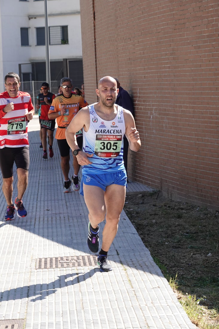 Manuel Santiago entra vistorioso a meta en la prueba de fondo de Loja. También lo hace victoriosa la más veterana de la cita. Y cientos de corredores desilan camino de la llegada al tartán.