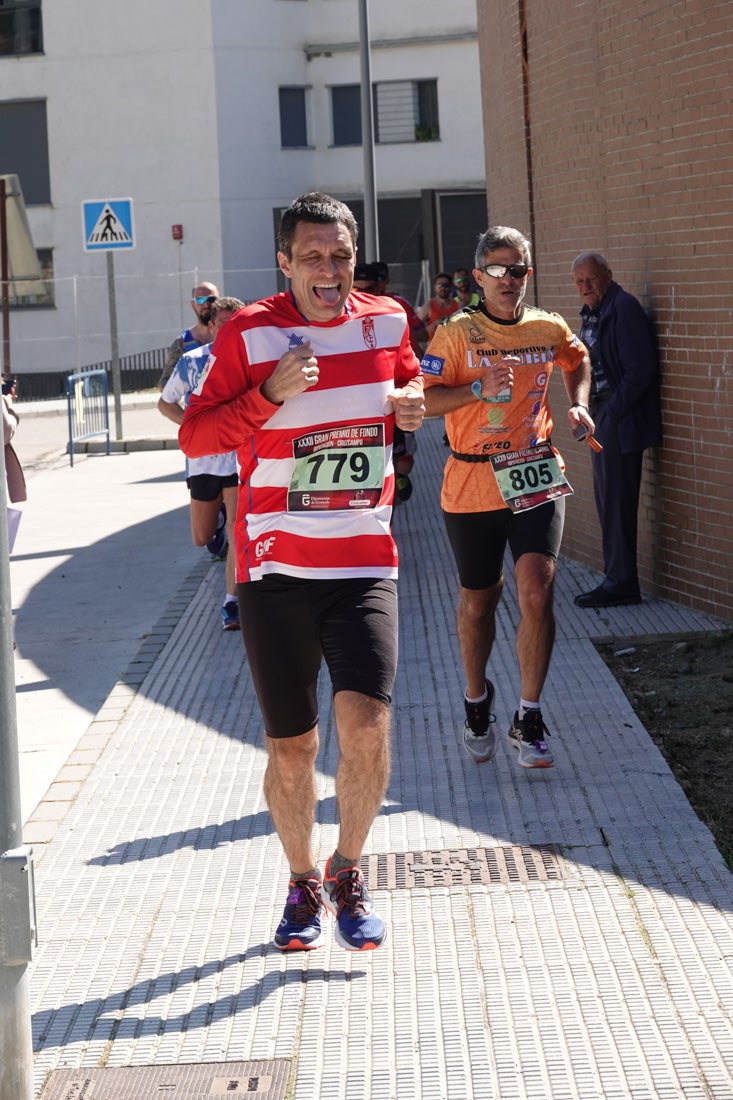 Manuel Santiago entra vistorioso a meta en la prueba de fondo de Loja. También lo hace victoriosa la más veterana de la cita. Y cientos de corredores desilan camino de la llegada al tartán.