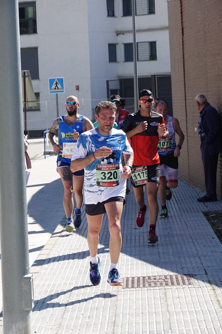 Manuel Santiago entra vistorioso a meta en la prueba de fondo de Loja. También lo hace victoriosa la más veterana de la cita. Y cientos de corredores desilan camino de la llegada al tartán.