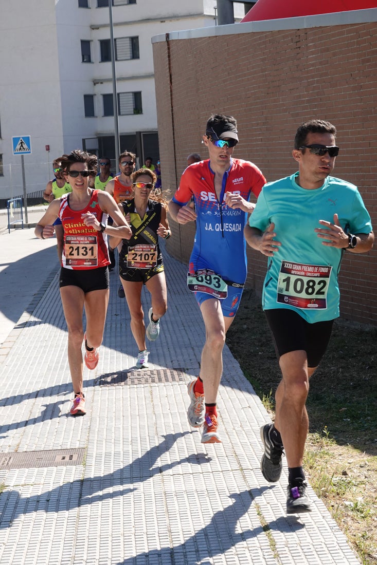 Manuel Santiago entra vistorioso a meta en la prueba de fondo de Loja. También lo hace victoriosa la más veterana de la cita. Y cientos de corredores desilan camino de la llegada al tartán.