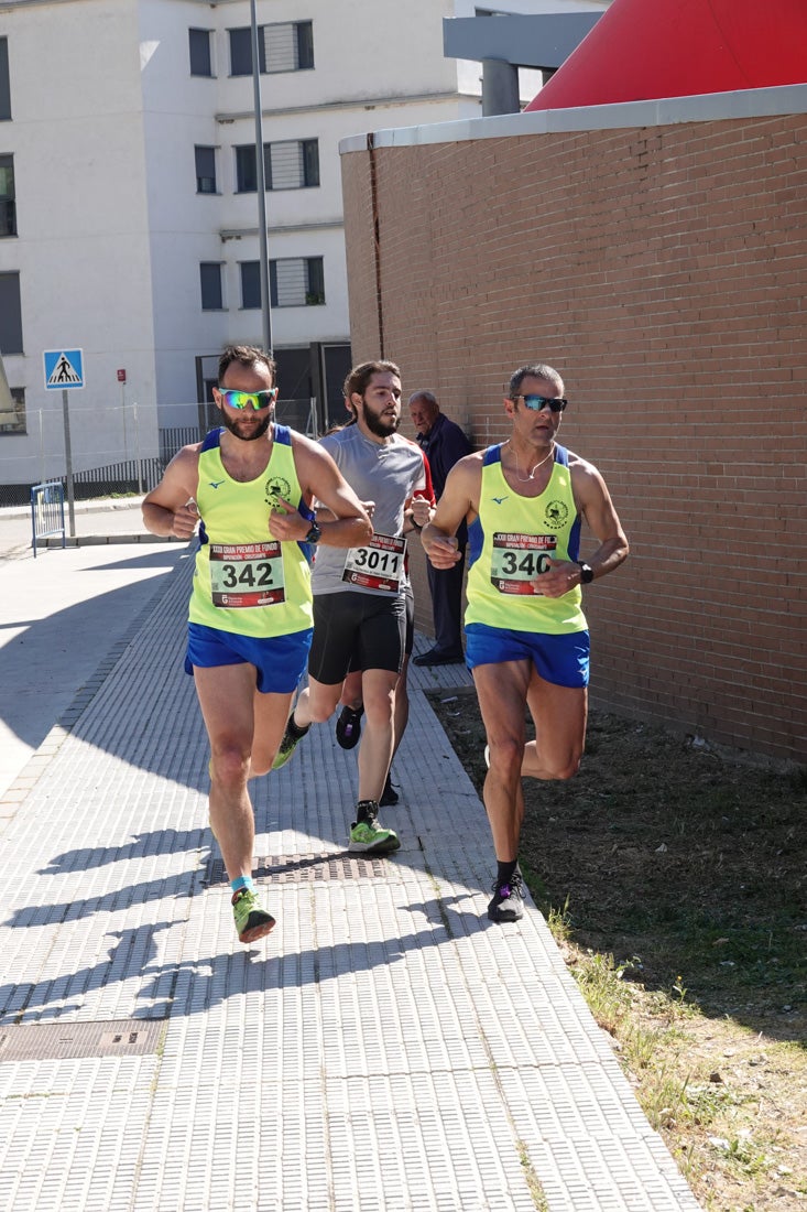 Manuel Santiago entra vistorioso a meta en la prueba de fondo de Loja. También lo hace victoriosa la más veterana de la cita. Y cientos de corredores desilan camino de la llegada al tartán.