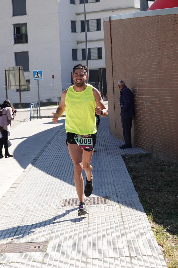 Manuel Santiago entra vistorioso a meta en la prueba de fondo de Loja. También lo hace victoriosa la más veterana de la cita. Y cientos de corredores desilan camino de la llegada al tartán.