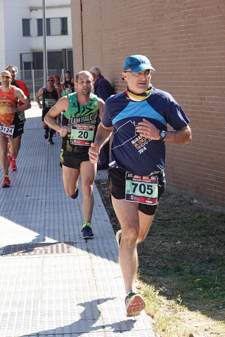 Manuel Santiago entra vistorioso a meta en la prueba de fondo de Loja. También lo hace victoriosa la más veterana de la cita. Y cientos de corredores desilan camino de la llegada al tartán.