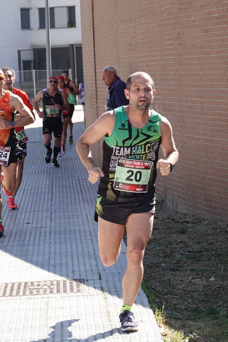 Manuel Santiago entra vistorioso a meta en la prueba de fondo de Loja. También lo hace victoriosa la más veterana de la cita. Y cientos de corredores desilan camino de la llegada al tartán.