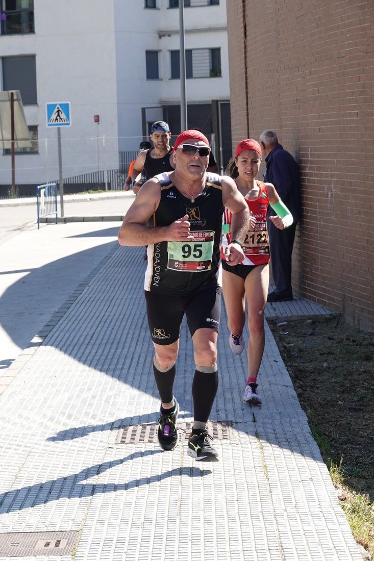 Manuel Santiago entra vistorioso a meta en la prueba de fondo de Loja. También lo hace victoriosa la más veterana de la cita. Y cientos de corredores desilan camino de la llegada al tartán.