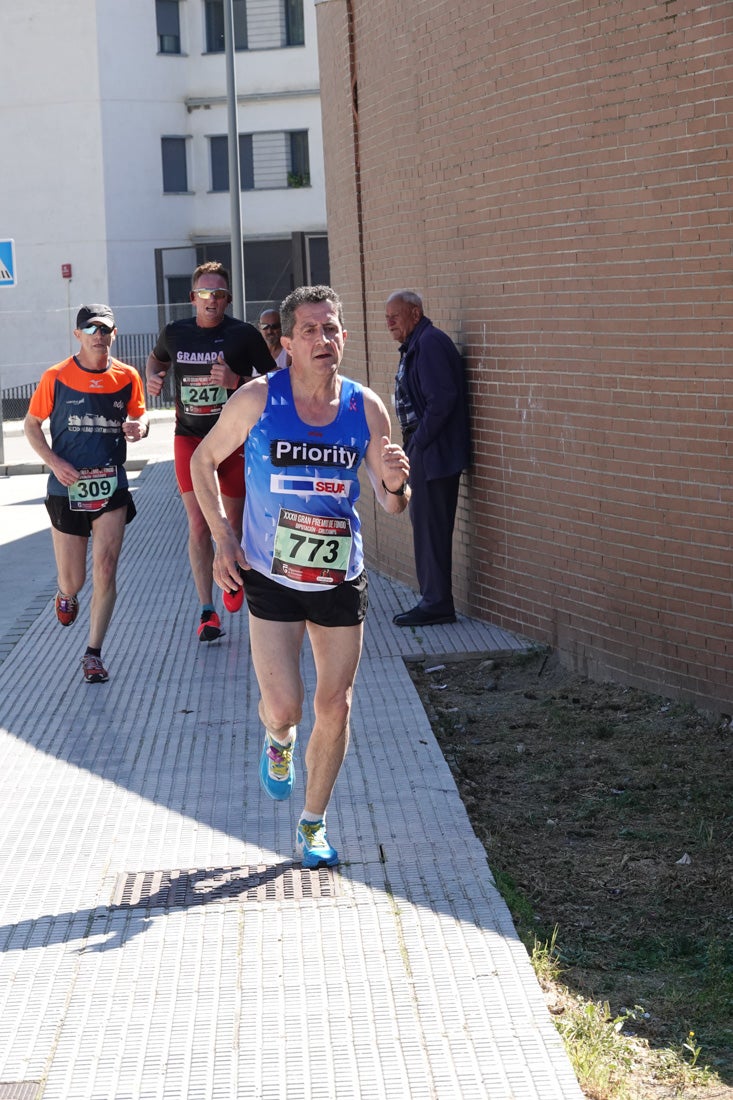 Manuel Santiago entra vistorioso a meta en la prueba de fondo de Loja. También lo hace victoriosa la más veterana de la cita. Y cientos de corredores desilan camino de la llegada al tartán.