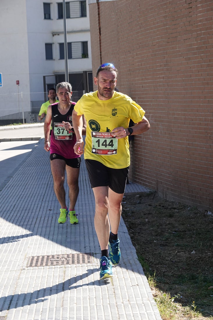 Manuel Santiago entra vistorioso a meta en la prueba de fondo de Loja. También lo hace victoriosa la más veterana de la cita. Y cientos de corredores desilan camino de la llegada al tartán.