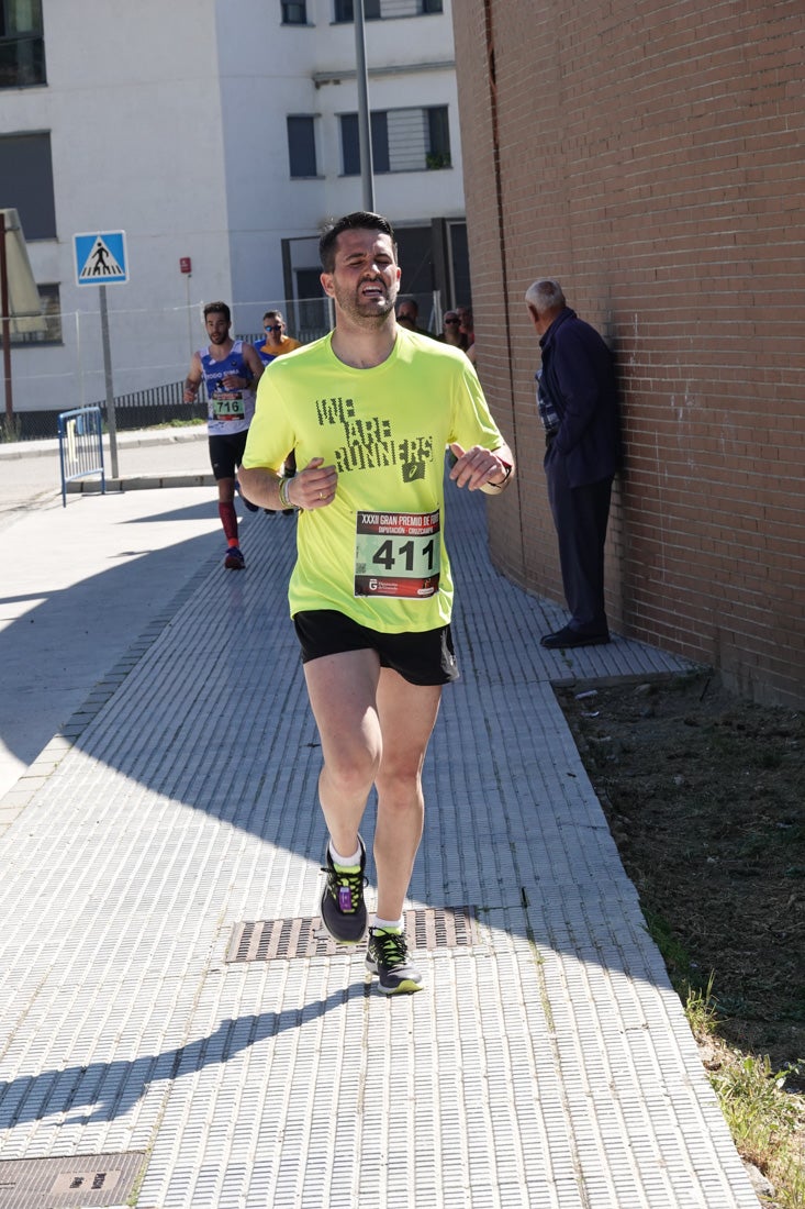 Manuel Santiago entra vistorioso a meta en la prueba de fondo de Loja. También lo hace victoriosa la más veterana de la cita. Y cientos de corredores desilan camino de la llegada al tartán.