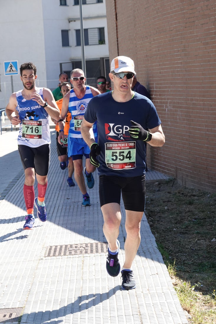 Manuel Santiago entra vistorioso a meta en la prueba de fondo de Loja. También lo hace victoriosa la más veterana de la cita. Y cientos de corredores desilan camino de la llegada al tartán.