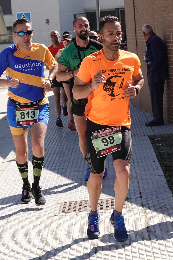 Manuel Santiago entra vistorioso a meta en la prueba de fondo de Loja. También lo hace victoriosa la más veterana de la cita. Y cientos de corredores desilan camino de la llegada al tartán.