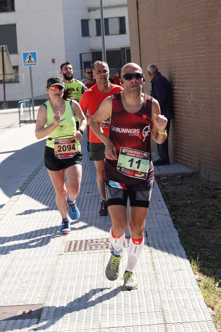 Manuel Santiago entra vistorioso a meta en la prueba de fondo de Loja. También lo hace victoriosa la más veterana de la cita. Y cientos de corredores desilan camino de la llegada al tartán.