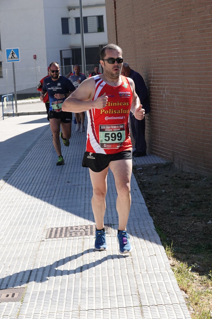 Manuel Santiago entra vistorioso a meta en la prueba de fondo de Loja. También lo hace victoriosa la más veterana de la cita. Y cientos de corredores desilan camino de la llegada al tartán.