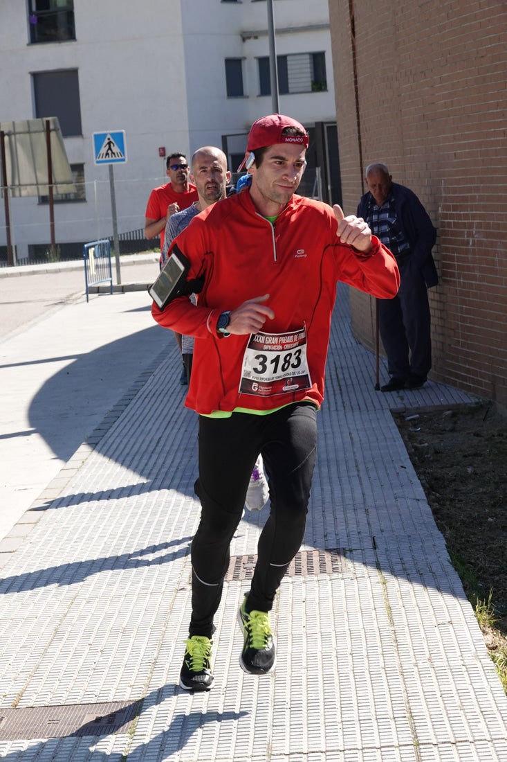 Manuel Santiago entra vistorioso a meta en la prueba de fondo de Loja. También lo hace victoriosa la más veterana de la cita. Y cientos de corredores desilan camino de la llegada al tartán.