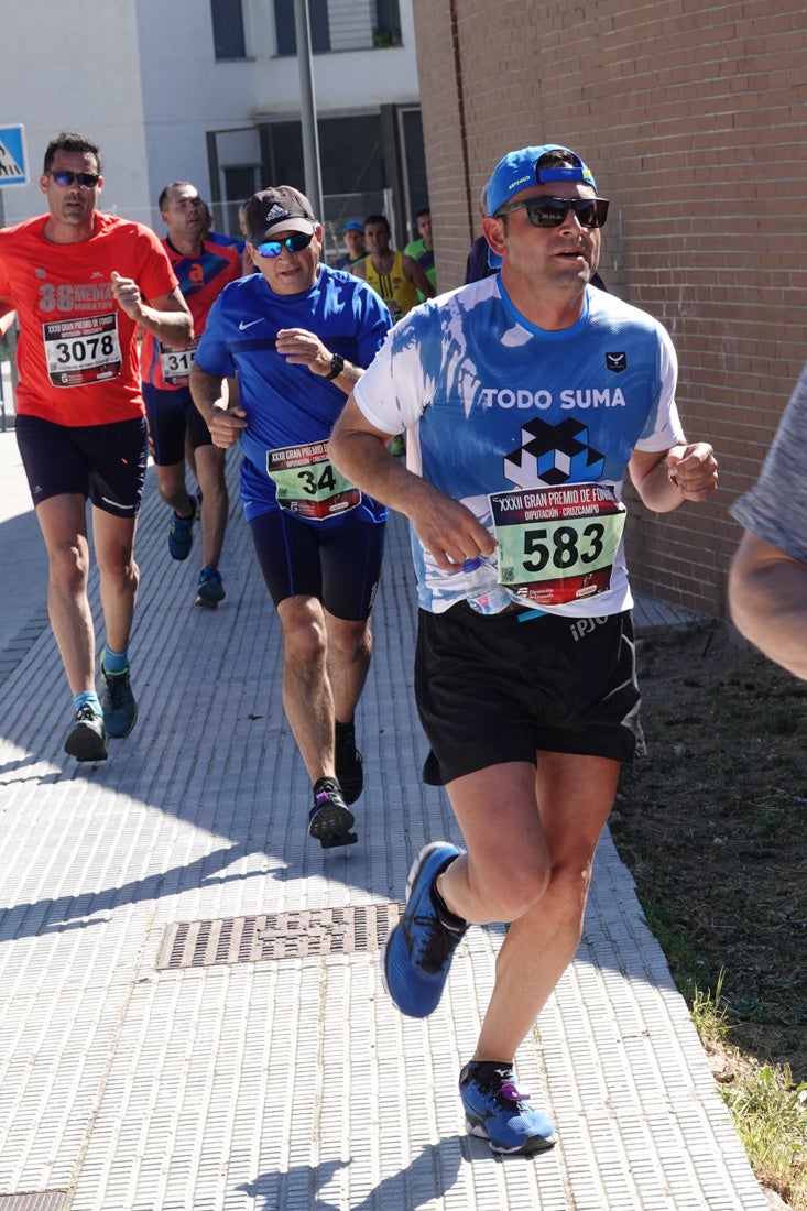 Manuel Santiago entra vistorioso a meta en la prueba de fondo de Loja. También lo hace victoriosa la más veterana de la cita. Y cientos de corredores desilan camino de la llegada al tartán.