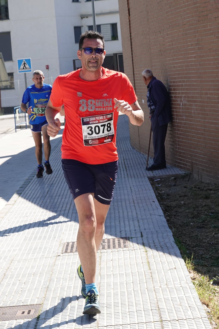 Manuel Santiago entra vistorioso a meta en la prueba de fondo de Loja. También lo hace victoriosa la más veterana de la cita. Y cientos de corredores desilan camino de la llegada al tartán.