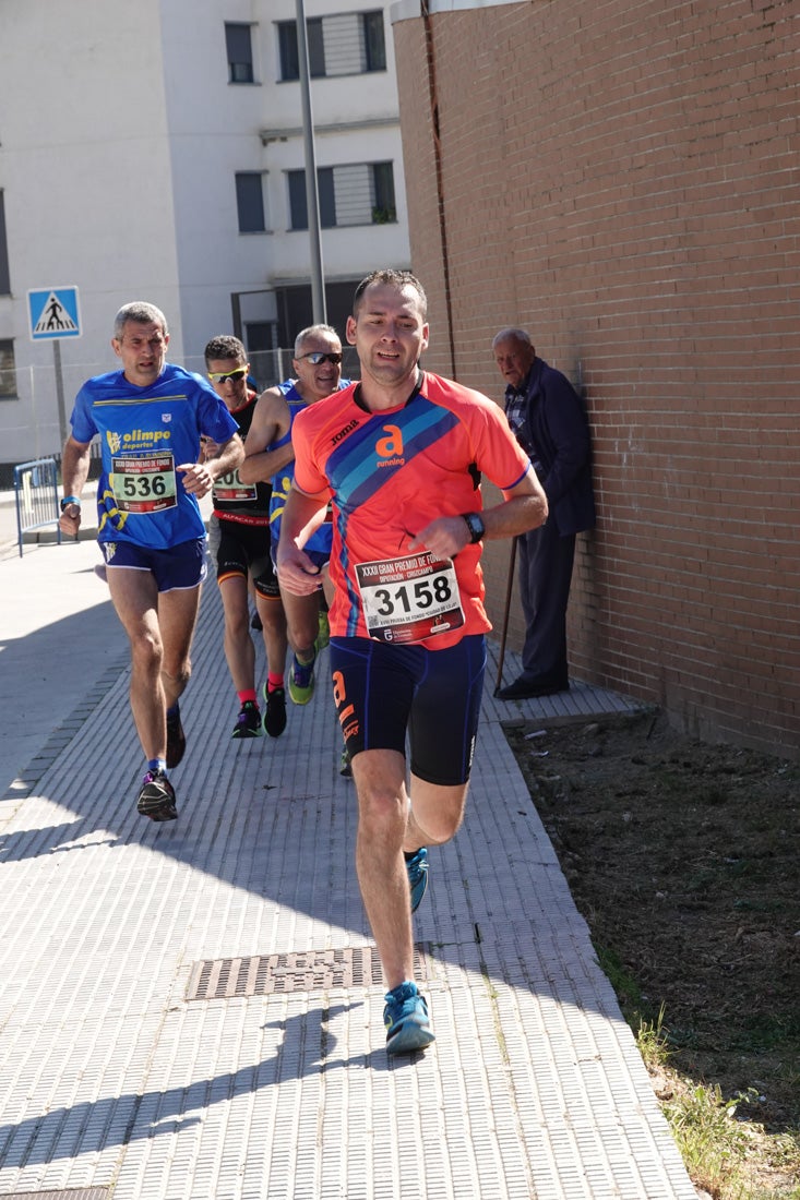 Manuel Santiago entra vistorioso a meta en la prueba de fondo de Loja. También lo hace victoriosa la más veterana de la cita. Y cientos de corredores desilan camino de la llegada al tartán.