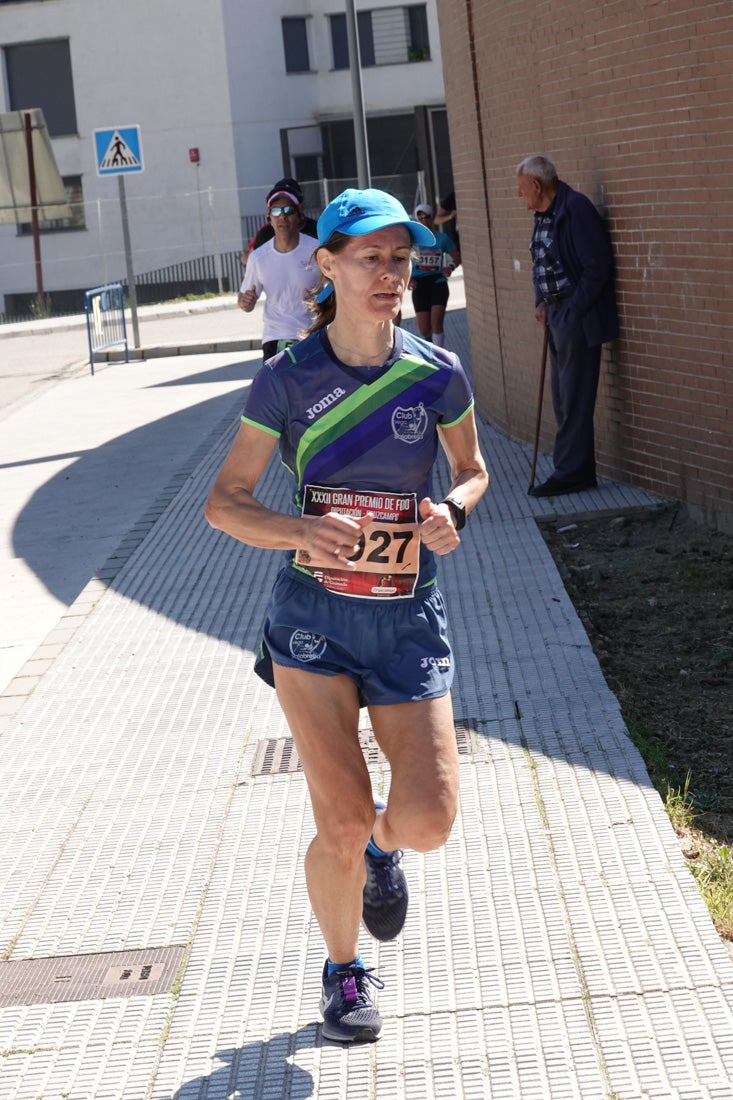 Manuel Santiago entra vistorioso a meta en la prueba de fondo de Loja. También lo hace victoriosa la más veterana de la cita. Y cientos de corredores desilan camino de la llegada al tartán.