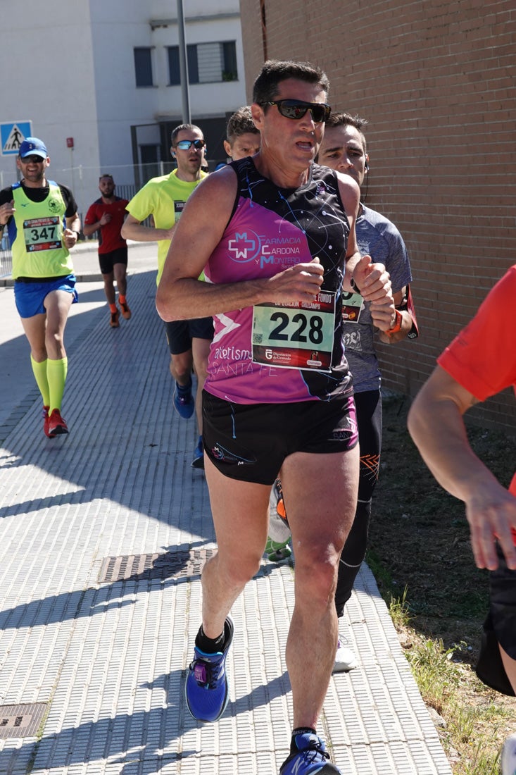 Manuel Santiago entra vistorioso a meta en la prueba de fondo de Loja. También lo hace victoriosa la más veterana de la cita. Y cientos de corredores desilan camino de la llegada al tartán.