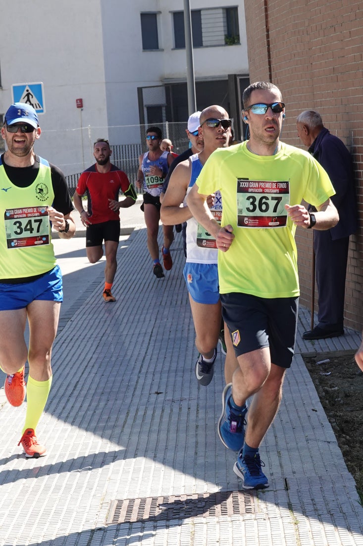 Manuel Santiago entra vistorioso a meta en la prueba de fondo de Loja. También lo hace victoriosa la más veterana de la cita. Y cientos de corredores desilan camino de la llegada al tartán.