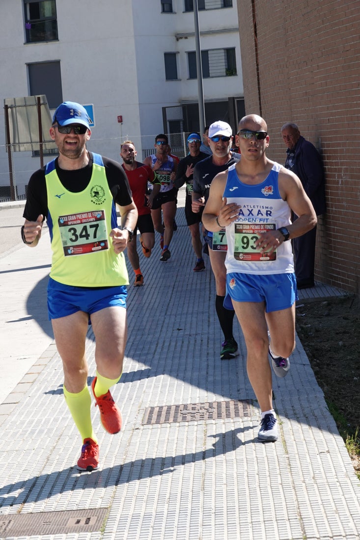 Manuel Santiago entra vistorioso a meta en la prueba de fondo de Loja. También lo hace victoriosa la más veterana de la cita. Y cientos de corredores desilan camino de la llegada al tartán.