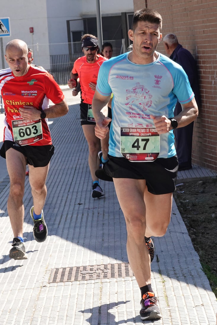 Manuel Santiago entra vistorioso a meta en la prueba de fondo de Loja. También lo hace victoriosa la más veterana de la cita. Y cientos de corredores desilan camino de la llegada al tartán.