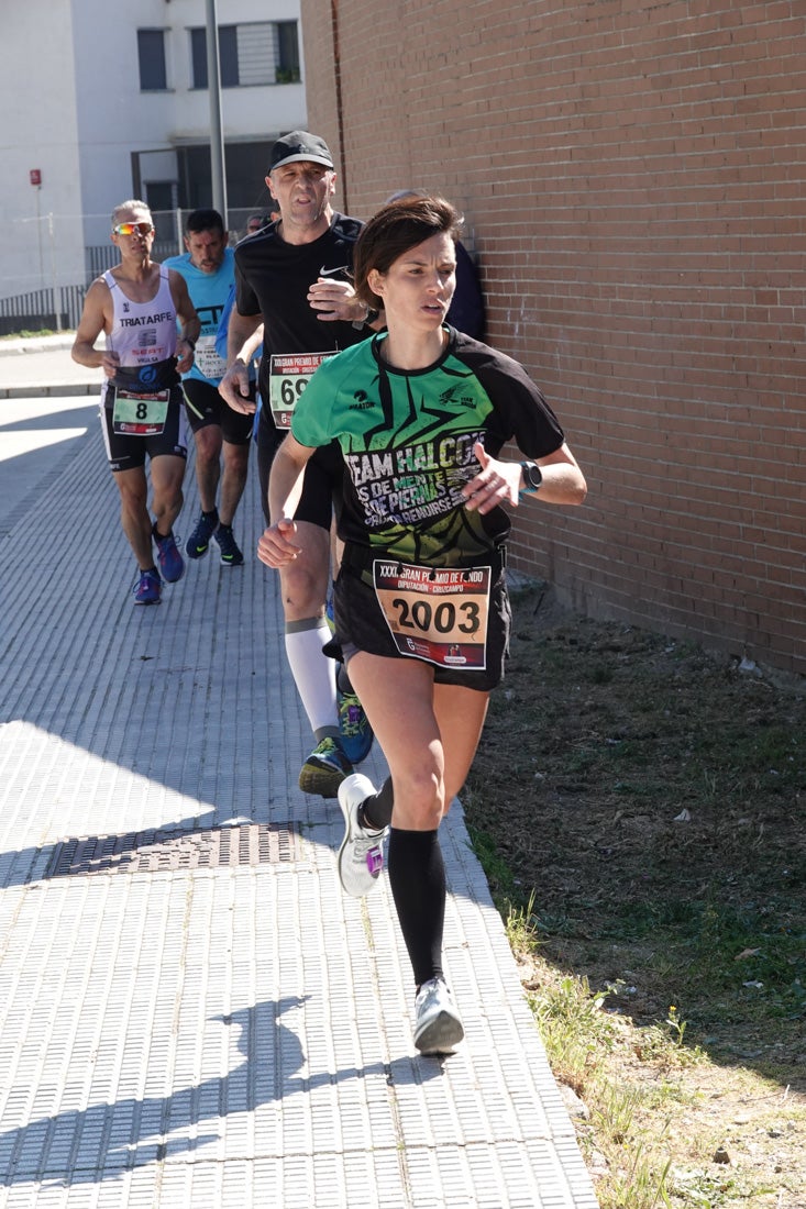 Manuel Santiago entra vistorioso a meta en la prueba de fondo de Loja. También lo hace victoriosa la más veterana de la cita. Y cientos de corredores desilan camino de la llegada al tartán.