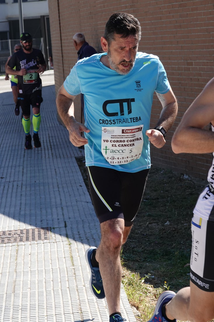 Manuel Santiago entra vistorioso a meta en la prueba de fondo de Loja. También lo hace victoriosa la más veterana de la cita. Y cientos de corredores desilan camino de la llegada al tartán.