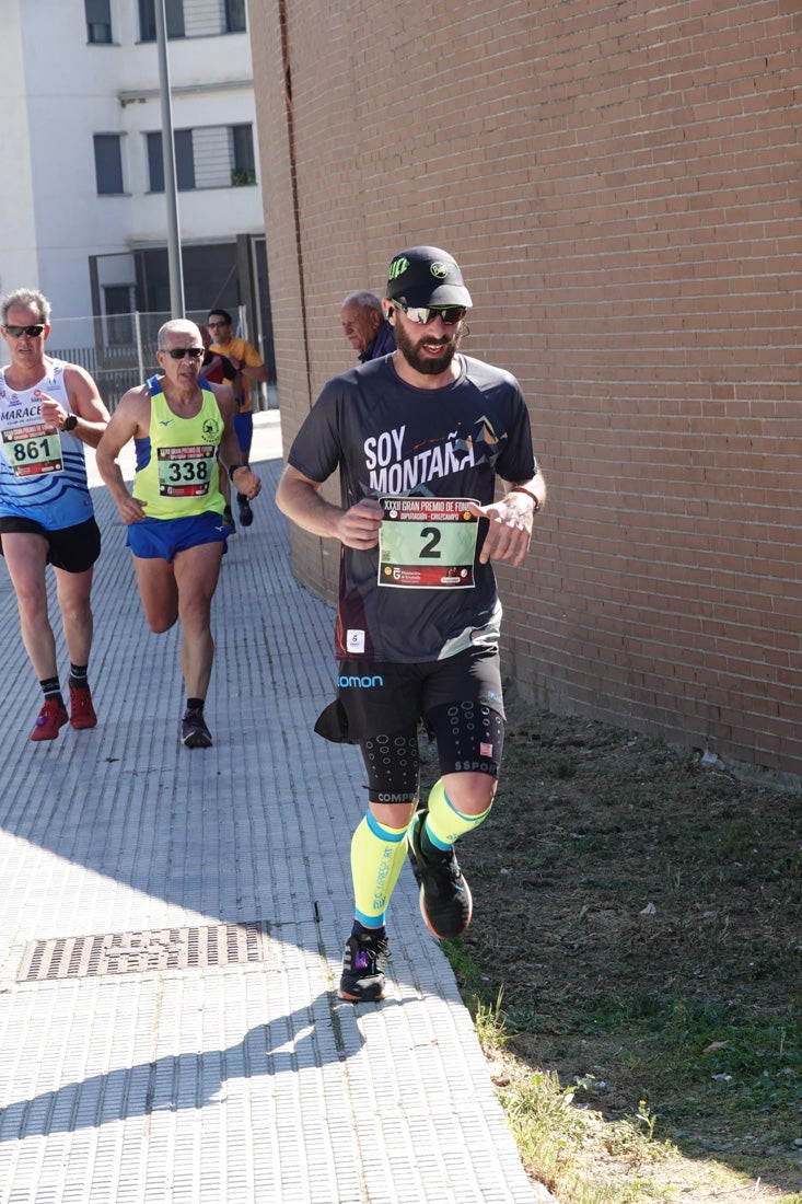 Manuel Santiago entra vistorioso a meta en la prueba de fondo de Loja. También lo hace victoriosa la más veterana de la cita. Y cientos de corredores desilan camino de la llegada al tartán.