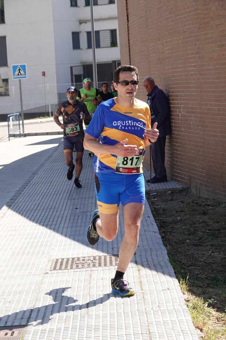 Manuel Santiago entra vistorioso a meta en la prueba de fondo de Loja. También lo hace victoriosa la más veterana de la cita. Y cientos de corredores desilan camino de la llegada al tartán.