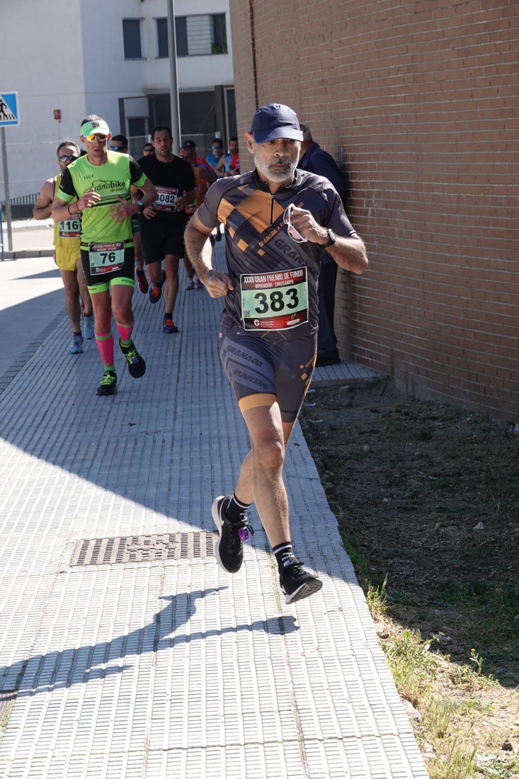 Manuel Santiago entra vistorioso a meta en la prueba de fondo de Loja. También lo hace victoriosa la más veterana de la cita. Y cientos de corredores desilan camino de la llegada al tartán.