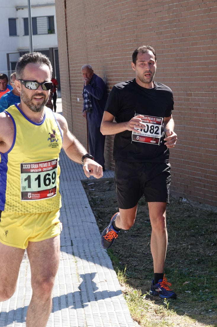 Manuel Santiago entra vistorioso a meta en la prueba de fondo de Loja. También lo hace victoriosa la más veterana de la cita. Y cientos de corredores desilan camino de la llegada al tartán.