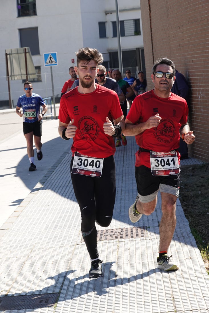 Manuel Santiago entra vistorioso a meta en la prueba de fondo de Loja. También lo hace victoriosa la más veterana de la cita. Y cientos de corredores desilan camino de la llegada al tartán.