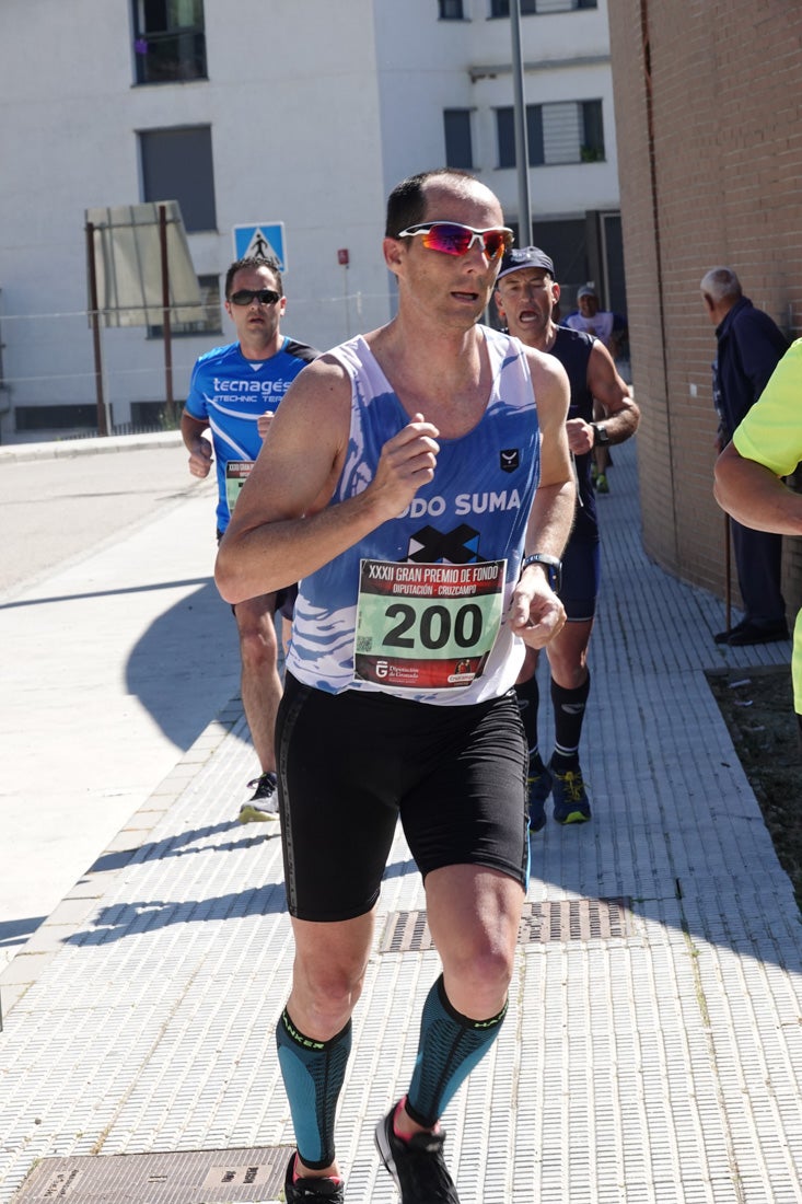 Manuel Santiago entra vistorioso a meta en la prueba de fondo de Loja. También lo hace victoriosa la más veterana de la cita. Y cientos de corredores desilan camino de la llegada al tartán.